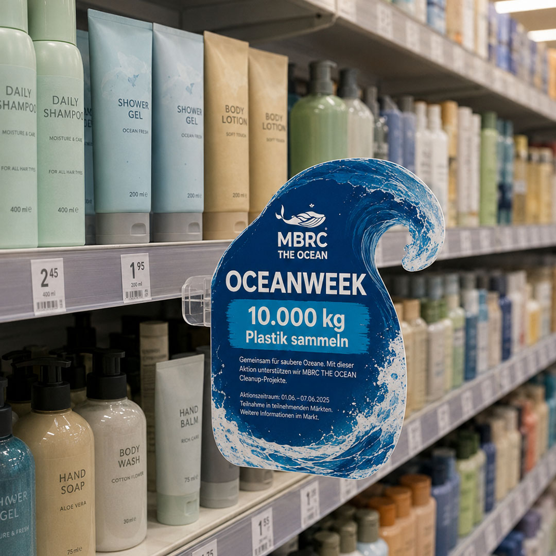 Wellenförmiger MBRC OCEANWEEK Wobbler an einem Drogeriemarkt-Regal