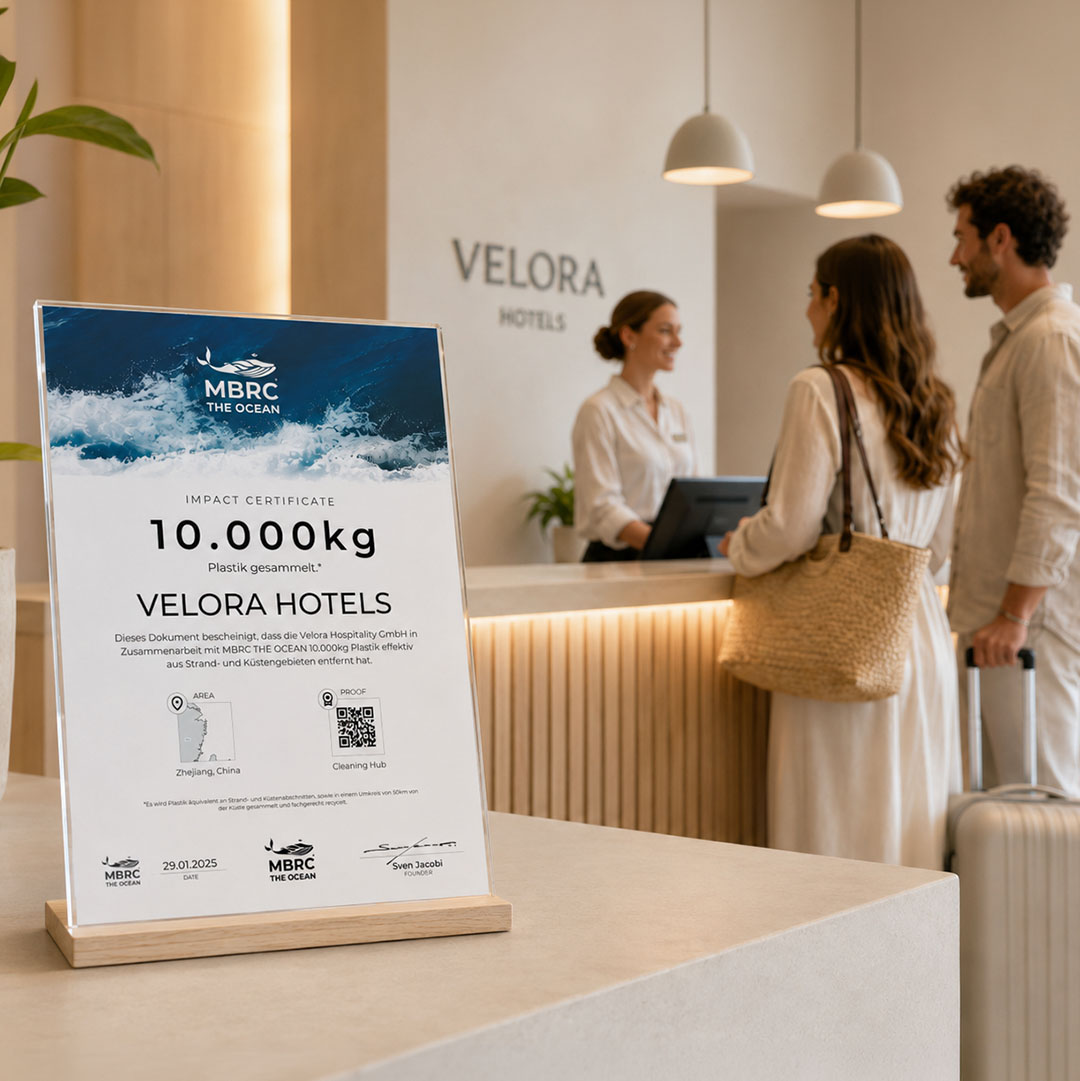 MBRC Impact Certificate als Aufsteller in einem modernen Boutique-Hotel